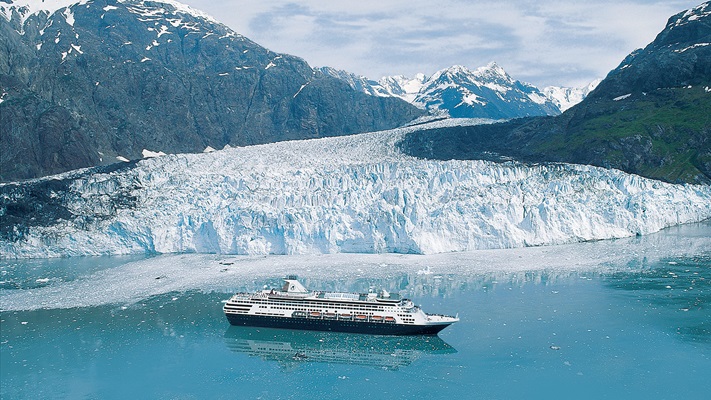 Tàu biển được neo đậu bên cạnh sông băng và núi lớn, Alaska